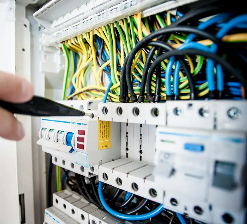 Cerrar la vista de cerca de cables eléctricos y equipo de control en un gabinete abierto